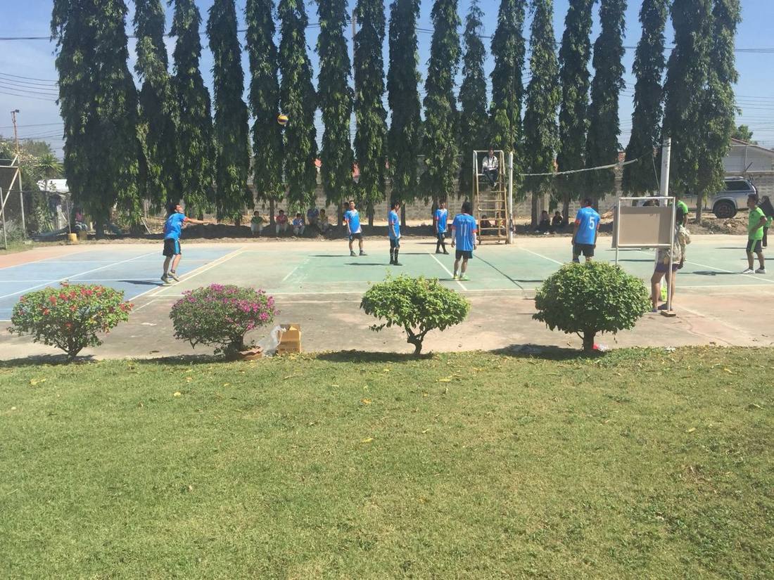 Bergsoe Metals staff playing volleyball on the factory court
